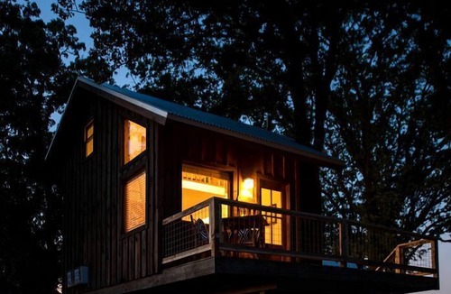 Elm Mott Cabin | Lovely Treehouse Glamping Spot Near Magnolia and Baylor, Texas