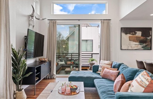 Govalle House | Luminous Renovated Cottage Near Downtown
