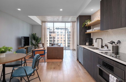 Rainey Street Historic District Condo | Lux Group Stay | Rooftop Pool | #1 Stay on Rainey
