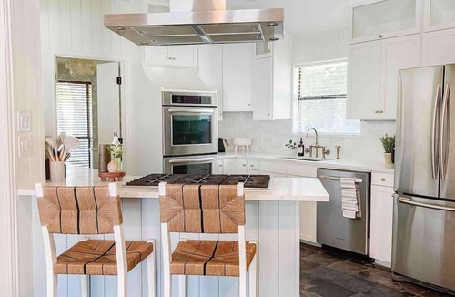 Grapevine House | Luxe 4BR with Heated Pool and Hot Tub - Walk to Lake