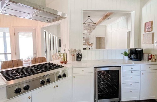 Grapevine House | Luxe 4BR with Heated Pool and Hot Tub - Walk to Lake