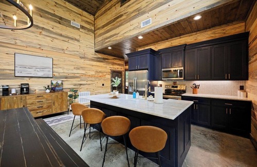 Pickens Cabin | Luxe Cabin, 4BR, Hot Tub, ATV Trail, Dog Friendly