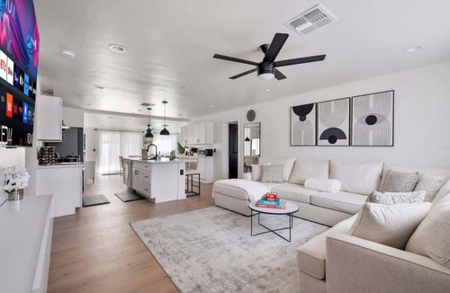 New Papago Parkway House | Luxe Home 4B3B with Heated Pool/Jacuzzi & Parking