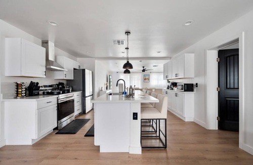 New Papago Parkway House | Luxe Home 4B3B with Heated Pool/Jacuzzi & Parking