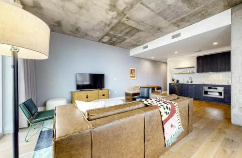 Rainey Street Historic District House | Luxe Rainey St High Rise - Heated Pool - Gym - ATX