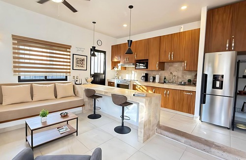 San Antonio Tlayacapan House | Luxurious 3 Bedroom in Ajijic-sleeps 6-private Gym-pickleball Court-golf Cart
