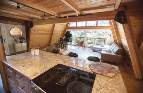 Uptown Brisbane House | Luxurious Bayview Treehouse: Hot Tub, 15 min to SF