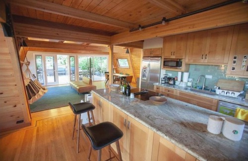 Uptown Brisbane House | Luxurious Bayview Treehouse: Hot Tub, 15 min to SF