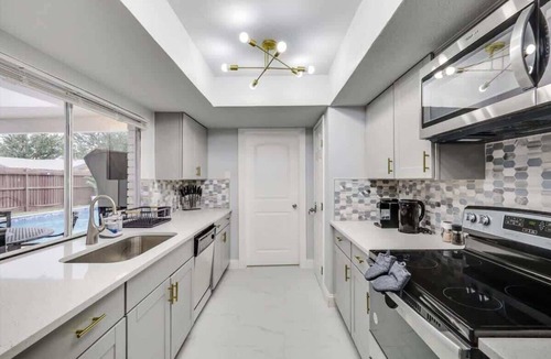 The Colony House | Luxurious Home with Pool, Grill, Sauna & Game Room