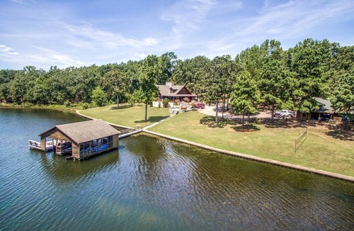 Athens Cabin | Luxurious Log Cabin Rental for Groups with Private Lake near Dallas, Texas