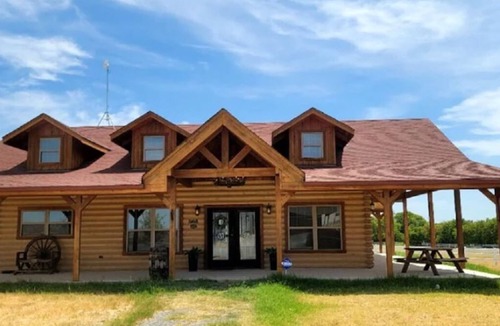 Georgetown Cabin | Luxurious Log Cabin on Premiere Equestrian Facility in Georgetown, TX