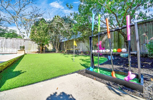 Atascocita House | Luxurious Modern Retreat | 8BR Pool + Arcade