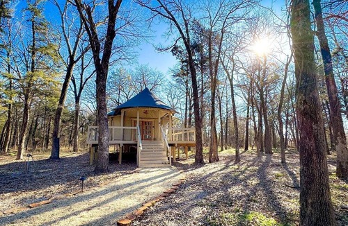 Miller Grove RV Rental | Luxurious Romantic Glamping Cabin with Outdoor Tub near Lake Fork in East Texas