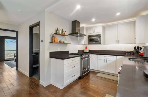 Claremont Hills House | Luxury 3BR Hillside Retreat w/AC – Panoramic View