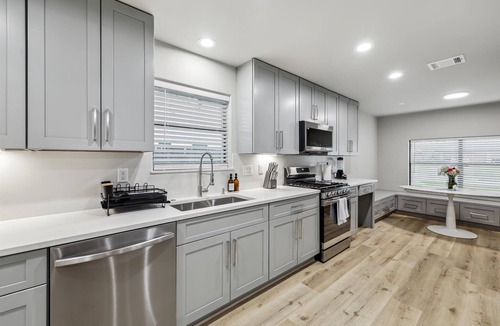 Westbury House | Luxury 4Bd 2Ba w Hot-Tub & Cinema Room - 14 guest