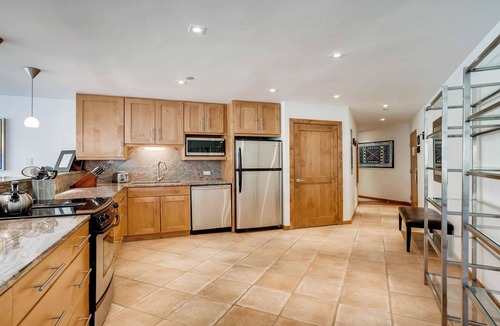 Vail Condo | Luxury 4BR Two King Suites Modern Mountain Elegance & Vail Views