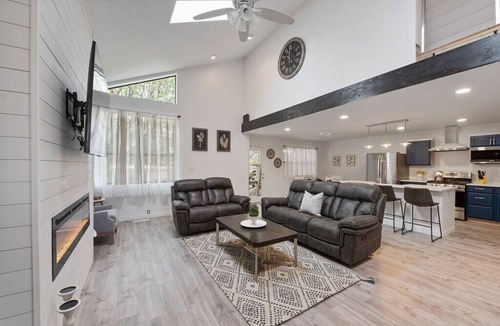 S Y Jackson House | Luxury Adobe Townhouse w/Complimentary Breakfast