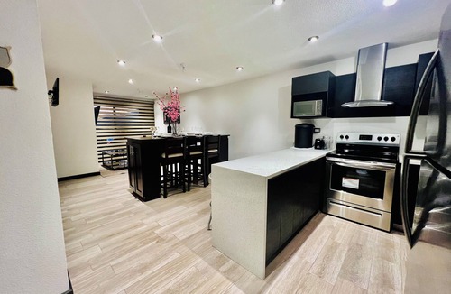 Zona 11 Apartment | Luxury Apt near airport