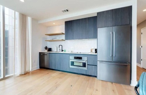 Rainey Street Historic District Condo | Luxury Austin TX Rooftop Oasis w/Heated Pool