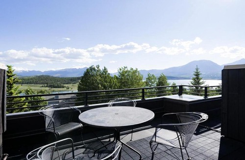 Corinthian Hills House | Luxury By The Lake