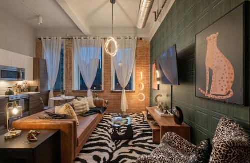 Downtown Dallas Apartment | Luxury Downtown 2BR - Dedicated Office & Resort Pool