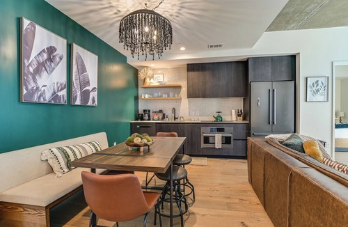 Rainey Street Historic District Condo | Luxury Downtown Austin condo with Rooftop Pool, Private Balcony & Lake View