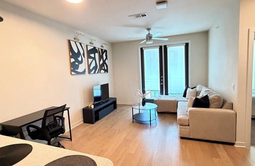 Montrose Apartment | Luxury Downtown Houston Skyline Suite