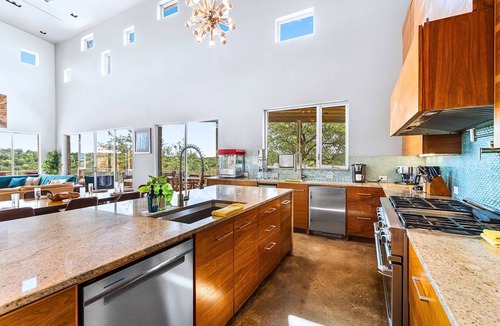 Dripping Springs Cottage | Luxury Hilltop Villa With Hot Tub & Scenic Views
