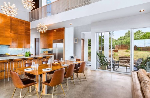 Dripping Springs Cottage | Luxury Hilltop Villa With Hot Tub & Scenic Views