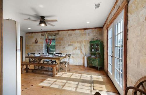 Fredericksburg House | Luxury Home with Fire Pit & Hill Country Views