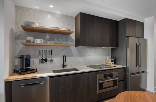 Rainey Street Historic District Condo | Luxury Lakeview 1BR | Walk to Rainey | Pool | Gym | WFH