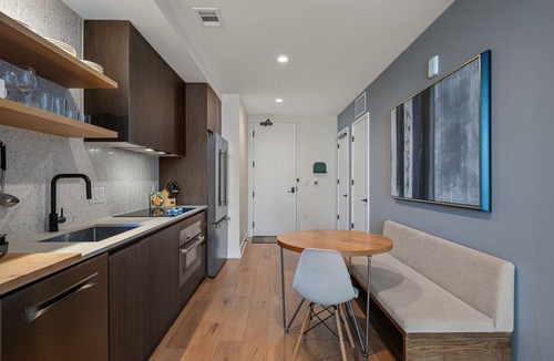 Rainey Street Historic District Condo | Luxury Lakeview 1BR | Walk to Rainey | Pool | Gym | WFH