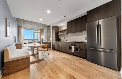 Rainey Street Historic District Condo | Luxury Rainey Condo w/Rooftop Pool & Views
