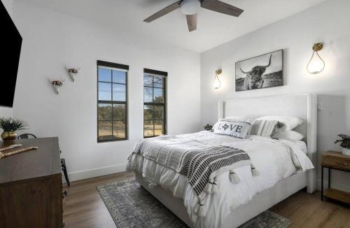 Dripping Springs Villa | Luxury Ranch Retreat Pickleball & Pool, Sleeps 18