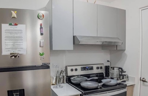 Zona 11 Apartment | Luxury Skyline City View KING Bed FREE Pool & Gym