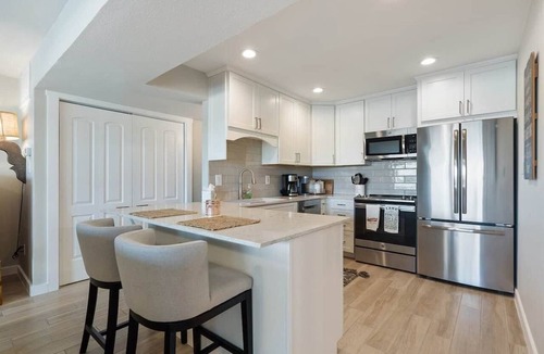 Briarcliff Condo | Luxury Waterfront Condo Pool + Hot tub Sleeps 4