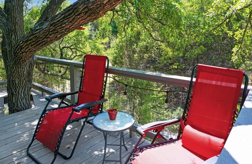 Dripping Springs Cabin | Magazine-Featured Pet-Friendly Treehouse w/Cozy King Bed & Fire Pit