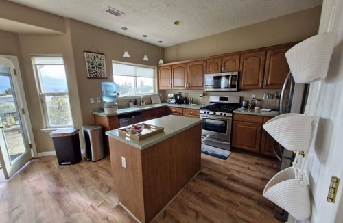 Rio Rancho House | Magic Mountain Hot Air Balloon Sunsets - 3 Bed, 2 Bath - Jacuzzi Tub & Fireplace