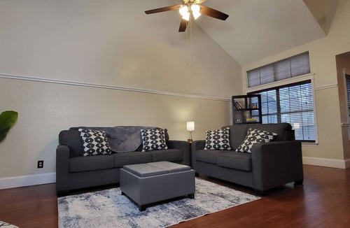 South Arlington House | Magnificent Home Cozy delight w/King Size Bed
