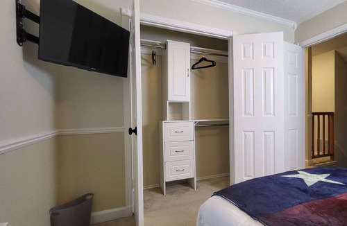 South Arlington House | Magnificent Home Cozy delight w/King Size Bed