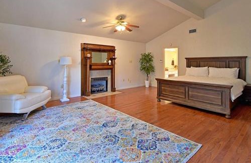 Copperas Cove House | Mansion on 5ac with pool and indoor court, 5bdr, sleeps 14