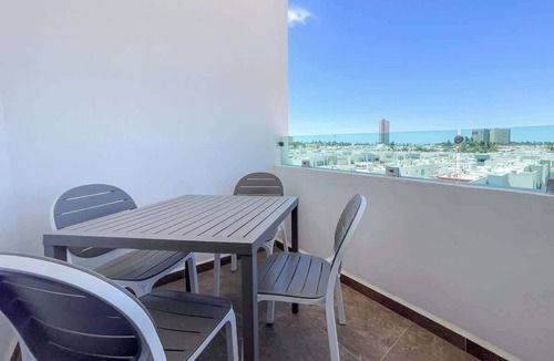 Villa Marina Apartment | Marina Cerritos Loft with Pool & Balcony