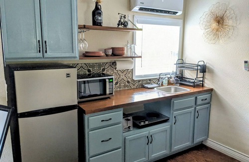 Live Oak House | Marvelous 1-bedroom suite with AC in charming Live Oak