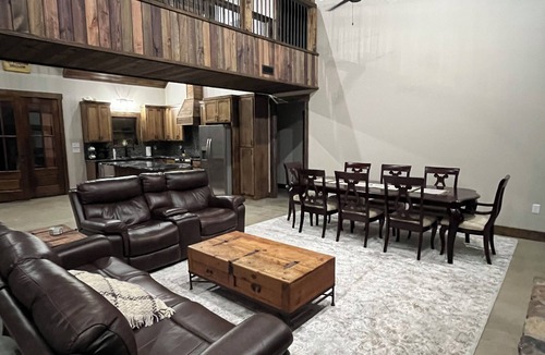 Heber Springs Cabin | Massive cabin on the Little Red River in Heber Springs - 6 bedrooms.