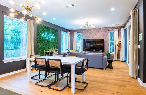 Govalle House | Massive Compound w Pool & Hot tub, Near Rainey St