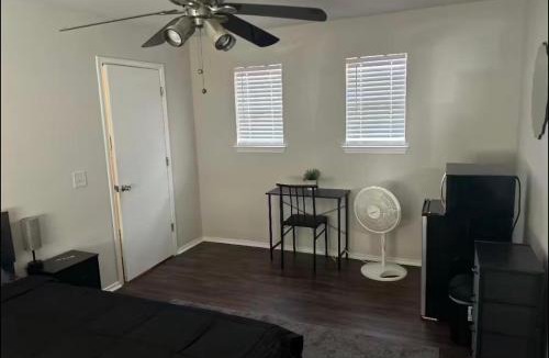 Stoney Ridge House | Master Bedroom w own bathroom near Austin airport