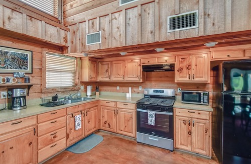 Glen Rose House | Mata'Zamo cliffside cabin, 1000 acres hiking trails, farm animals, family fun!