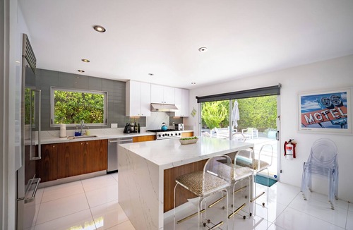 Twin Palms House | Mid-Century Modern/pool/spa/king beds/3 ensuite baths/fire feature