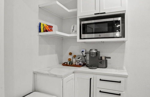 El Paso House | Midcentury Modern 4brm/2 Master Suites HEATED POOL! UTEP/Near Downtown