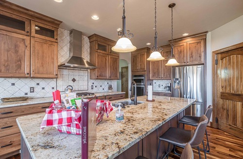 Fruita House | Mimosa Fields: Designer Kitchen w/Outdoor Oasis